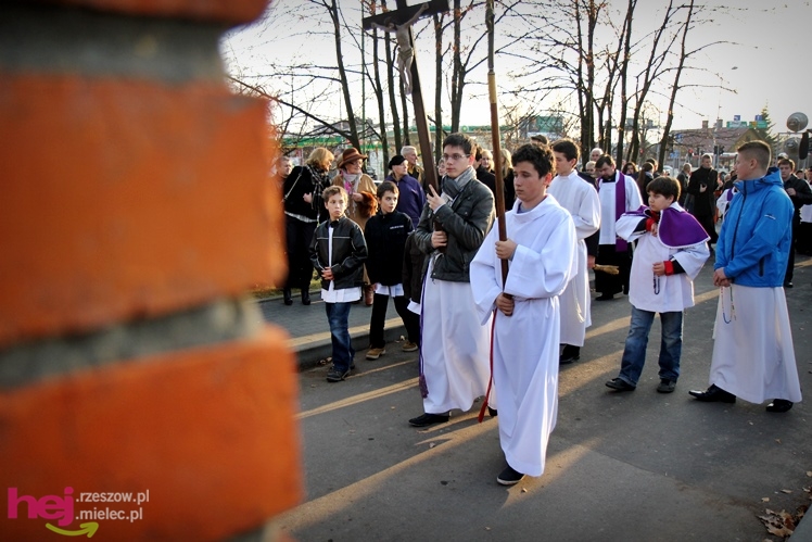 Tysiące mielczan na cmentarzach we Wszystkich Świętych