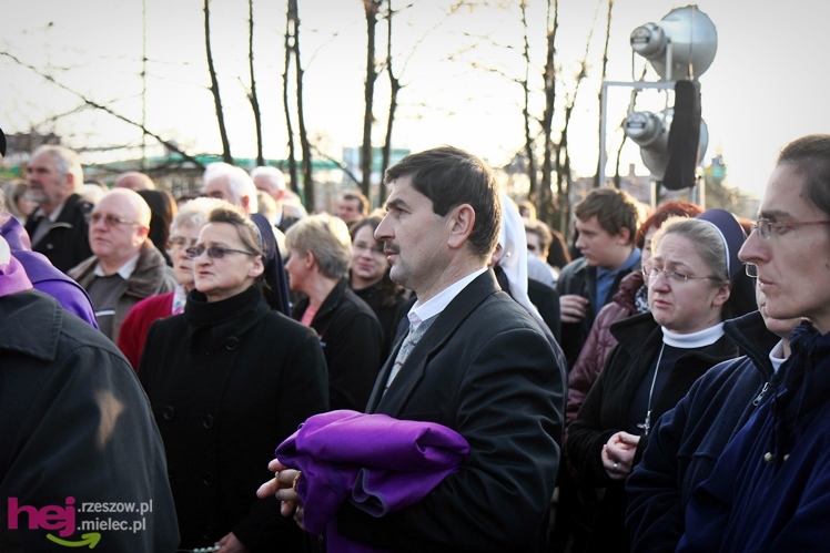 Tysiące mielczan na cmentarzach we Wszystkich Świętych