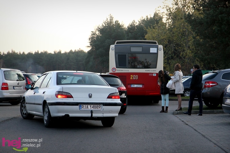 Tysiące mielczan na cmentarzach we Wszystkich Świętych