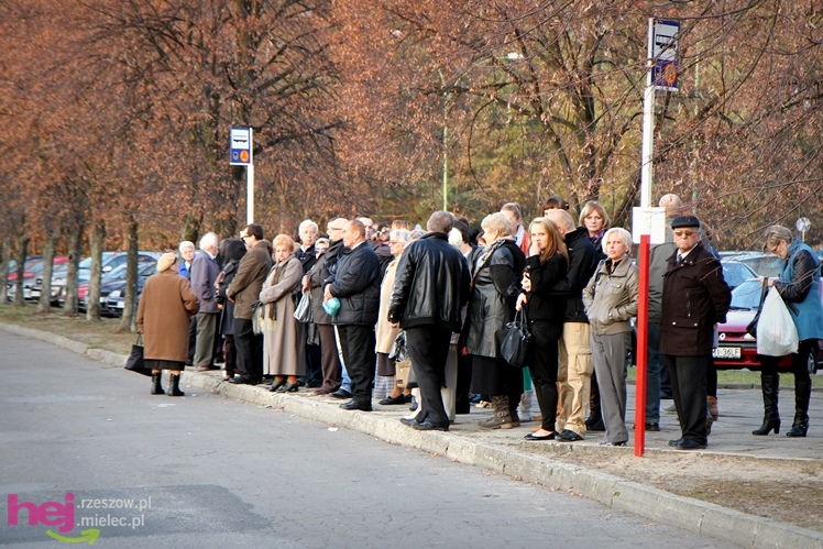 Tysiące mielczan na cmentarzach we Wszystkich Świętych