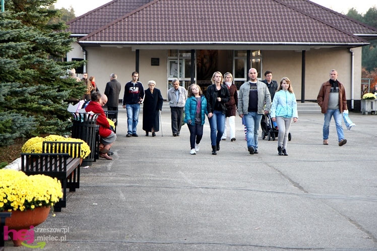 Tysiące mielczan na cmentarzach we Wszystkich Świętych