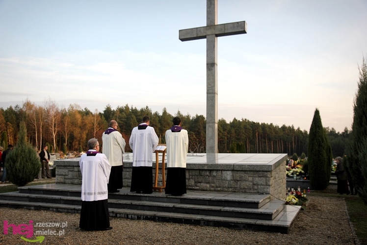 Tysiące mielczan na cmentarzach we Wszystkich Świętych