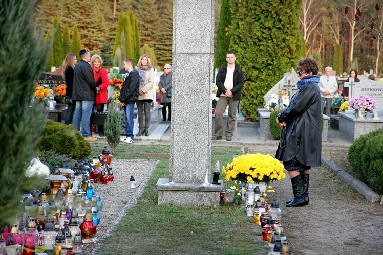 Tysiące mielczan na cmentarzach we Wszystkich Świętych