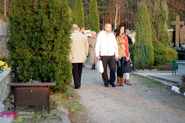 Tysiące mielczan na cmentarzach we Wszystkich Świętych