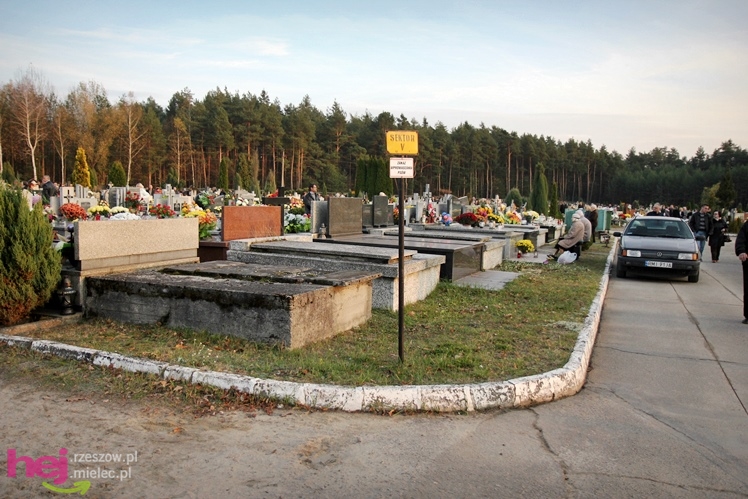 Tysiące mielczan na cmentarzach we Wszystkich Świętych