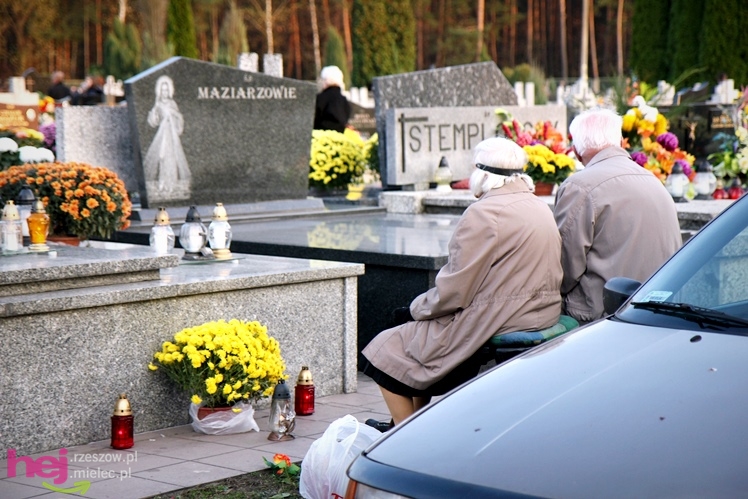 Tysiące mielczan na cmentarzach we Wszystkich Świętych