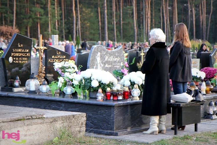 Tysiące mielczan na cmentarzach we Wszystkich Świętych