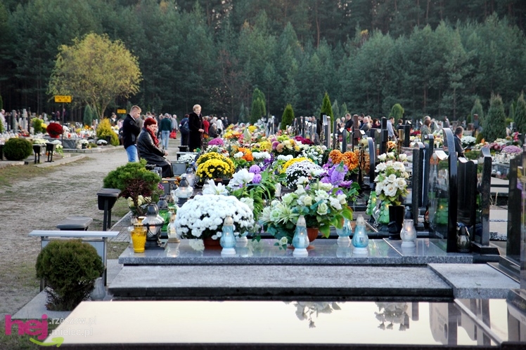 Tysiące mielczan na cmentarzach we Wszystkich Świętych