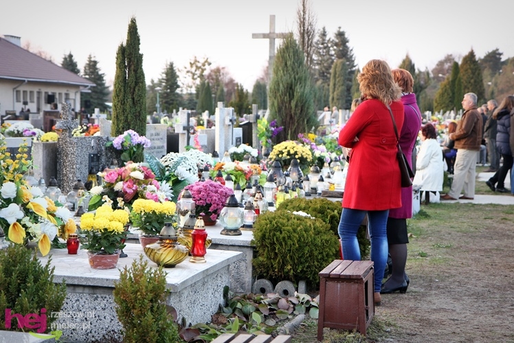 Tysiące mielczan na cmentarzach we Wszystkich Świętych