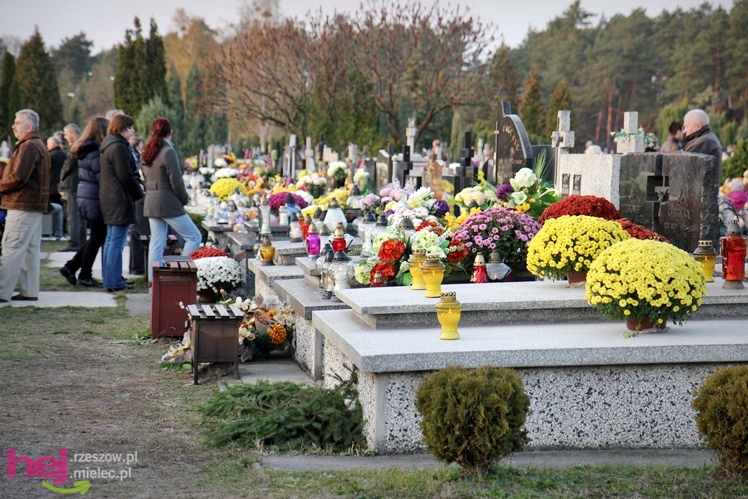 Tysiące mielczan na cmentarzach we Wszystkich Świętych