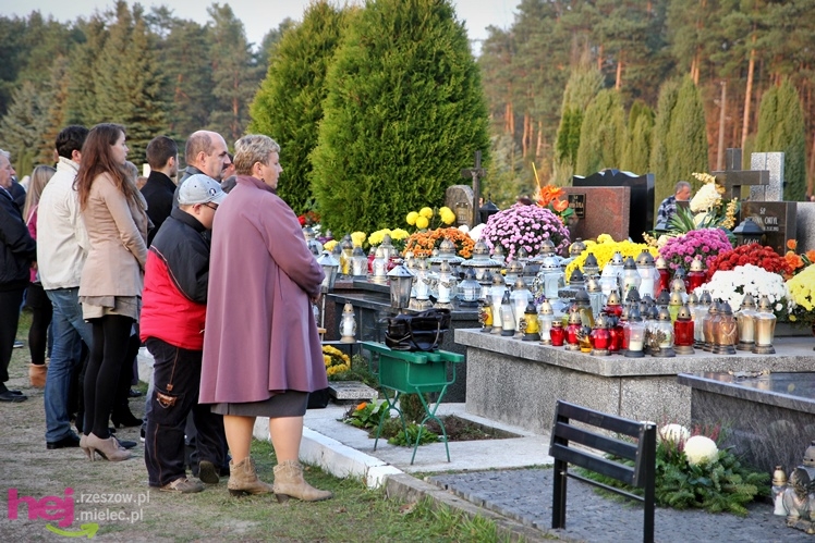 Tysiące mielczan na cmentarzach we Wszystkich Świętych