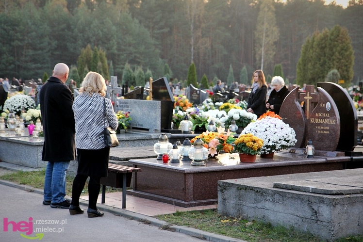 Tysiące mielczan na cmentarzach we Wszystkich Świętych