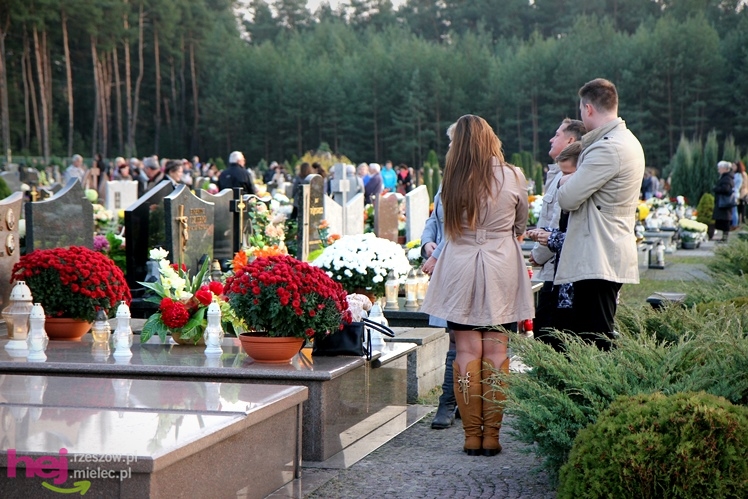Tysiące mielczan na cmentarzach we Wszystkich Świętych