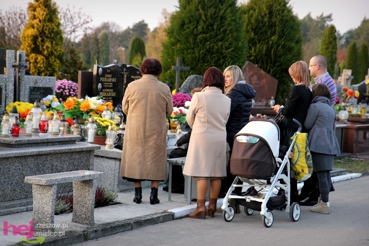 Tysiące mielczan na cmentarzach we Wszystkich Świętych