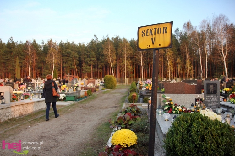 Tysiące mielczan na cmentarzach we Wszystkich Świętych