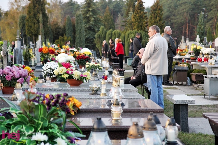 Tysiące mielczan na cmentarzach we Wszystkich Świętych
