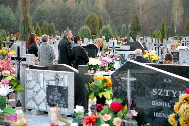 Tysiące mielczan na cmentarzach we Wszystkich Świętych
