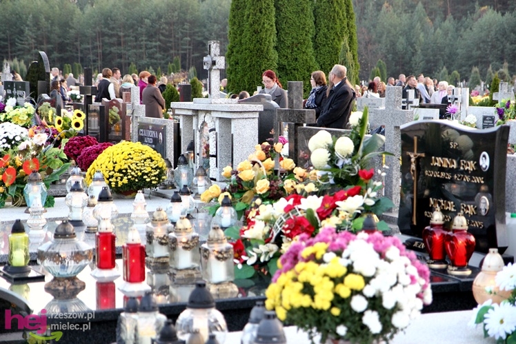 Tysiące mielczan na cmentarzach we Wszystkich Świętych