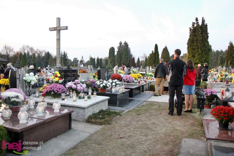 Tysiące mielczan na cmentarzach we Wszystkich Świętych