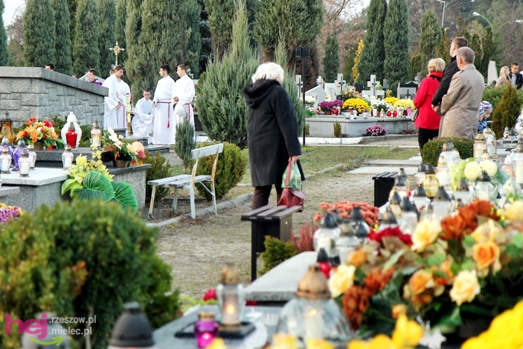 Tysiące mielczan na cmentarzach we Wszystkich Świętych