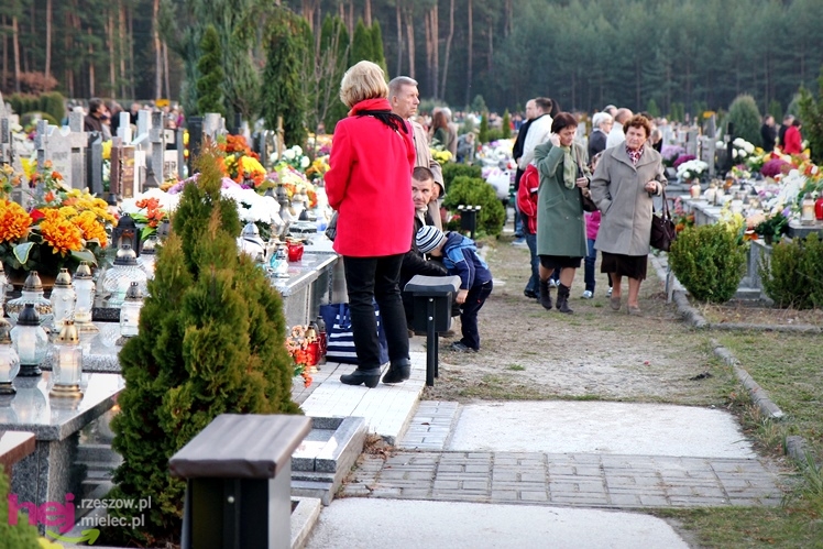 Tysiące mielczan na cmentarzach we Wszystkich Świętych
