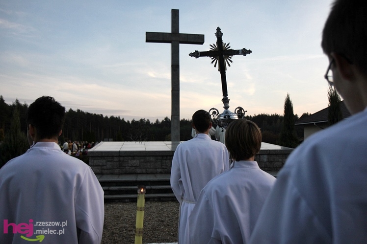 Tysiące mielczan na cmentarzach we Wszystkich Świętych