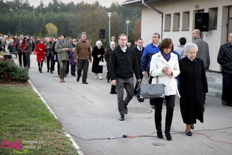 Tysiące mielczan na cmentarzach we Wszystkich Świętych