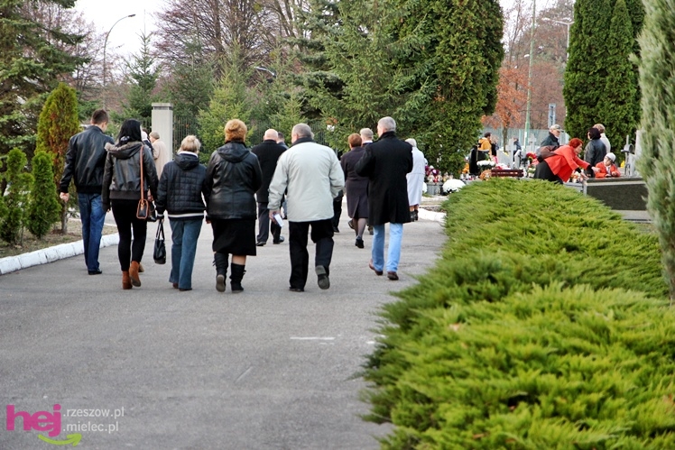 Tysiące mielczan na cmentarzach we Wszystkich Świętych