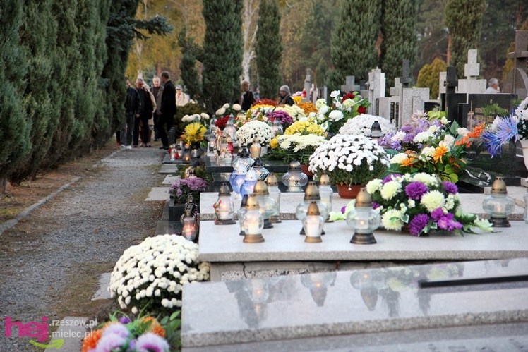 Tysiące mielczan na cmentarzach we Wszystkich Świętych