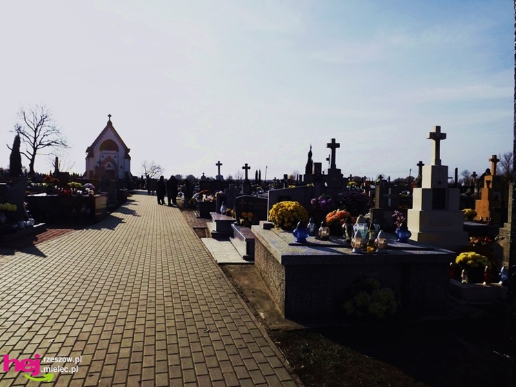 Tysiące mielczan na cmentarzach we Wszystkich Świętych