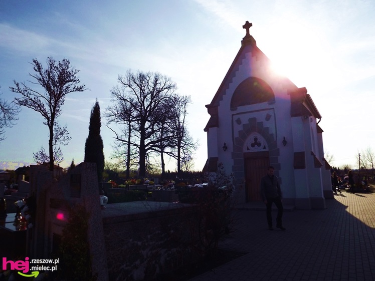 Tysiące mielczan na cmentarzach we Wszystkich Świętych