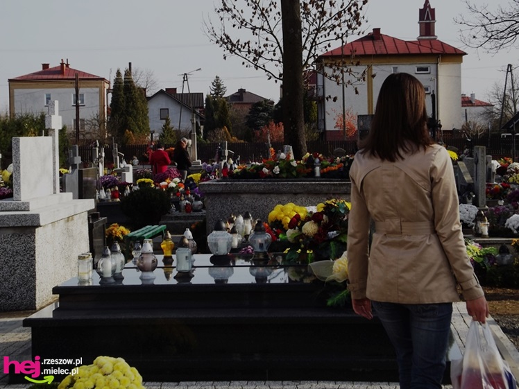 Tysiące mielczan na cmentarzach we Wszystkich Świętych