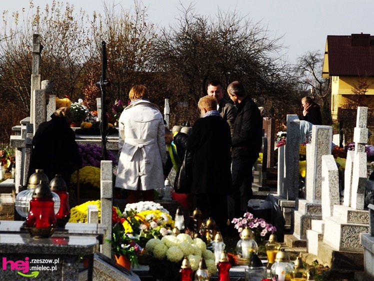 Tysiące mielczan na cmentarzach we Wszystkich Świętych