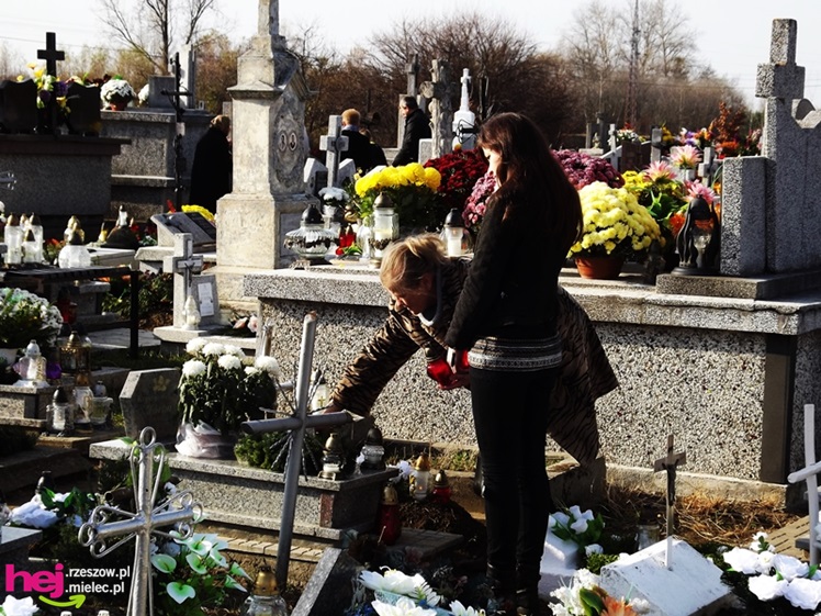 Tysiące mielczan na cmentarzach we Wszystkich Świętych