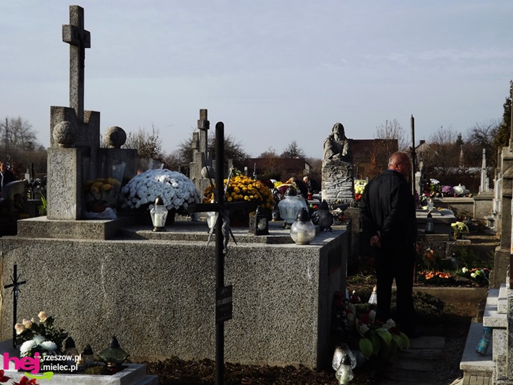 Tysiące mielczan na cmentarzach we Wszystkich Świętych