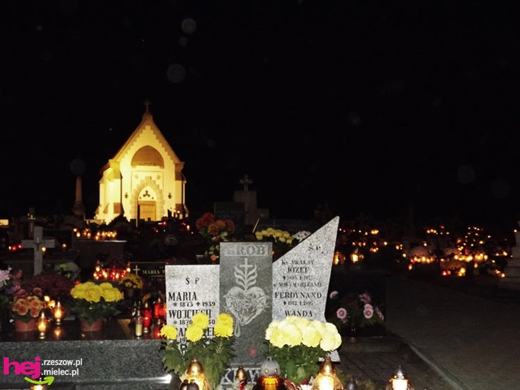 Tysiące mielczan na cmentarzach we Wszystkich Świętych