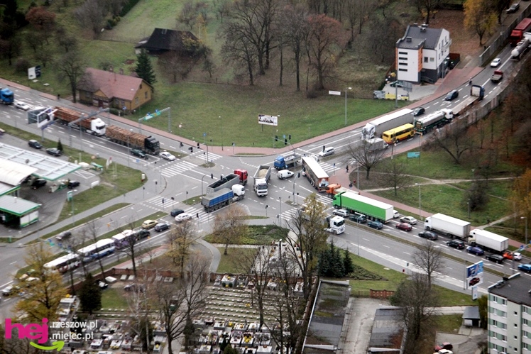 ZDJĘCIA LOTNICZE: zablokowane miasto, zablokowany wyjazd za mostem