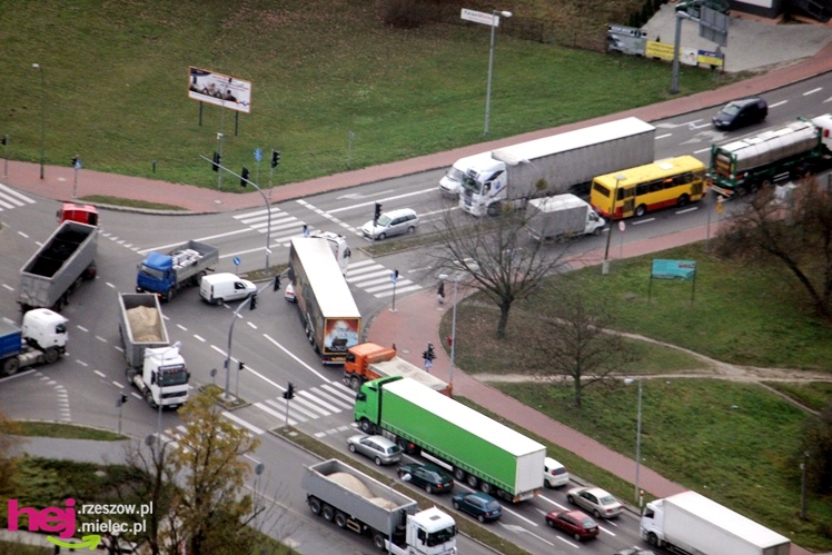 ZDJĘCIA LOTNICZE: zablokowane miasto, zablokowany wyjazd za mostem