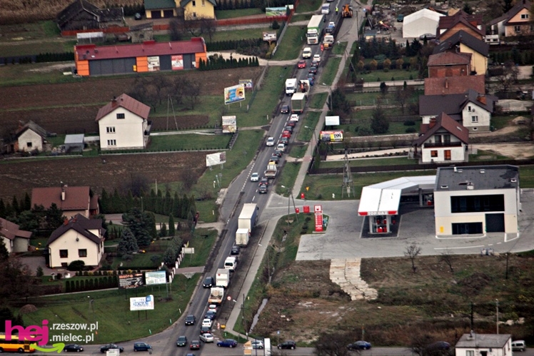 ZDJĘCIA LOTNICZE: zablokowane miasto, zablokowany wyjazd za mostem