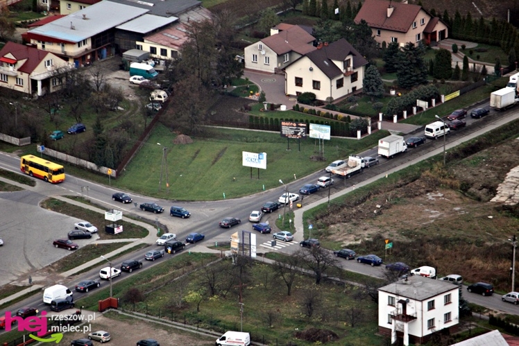 ZDJĘCIA LOTNICZE: zablokowane miasto, zablokowany wyjazd za mostem