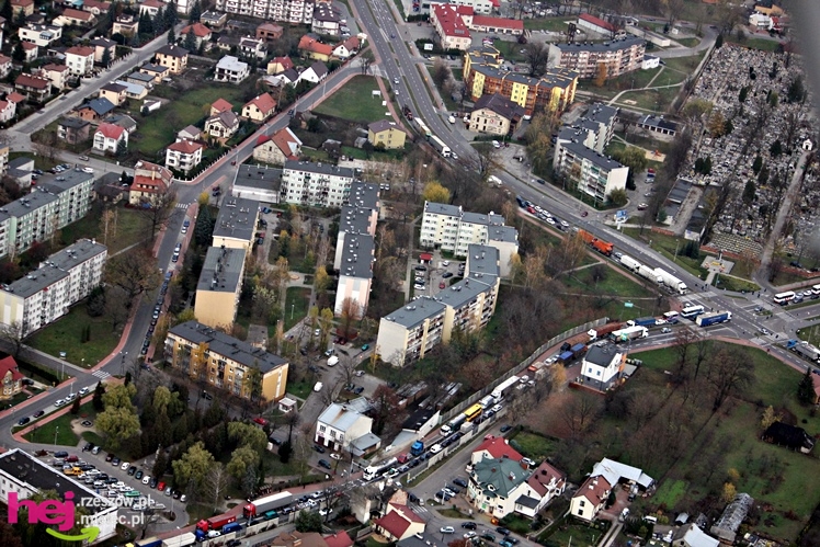 ZDJĘCIA LOTNICZE: zablokowane miasto, zablokowany wyjazd za mostem