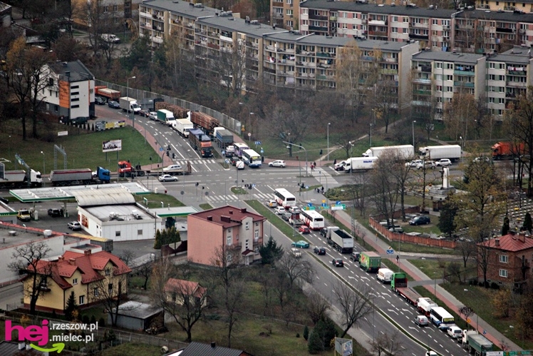 ZDJĘCIA LOTNICZE: zablokowane miasto, zablokowany wyjazd za mostem