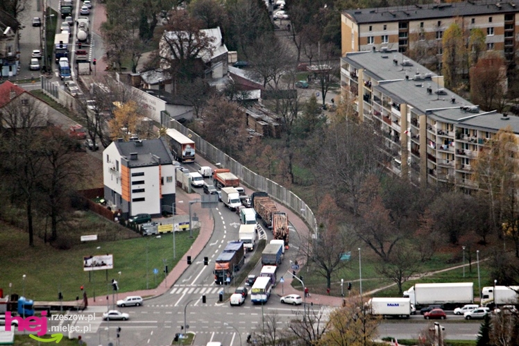 ZDJĘCIA LOTNICZE: zablokowane miasto, zablokowany wyjazd za mostem
