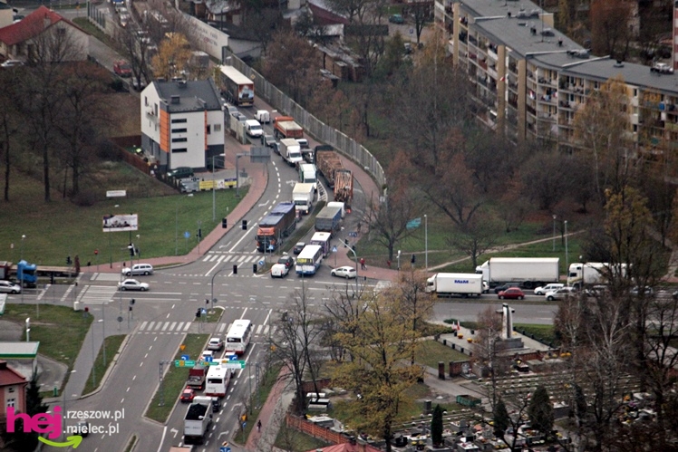 ZDJĘCIA LOTNICZE: zablokowane miasto, zablokowany wyjazd za mostem