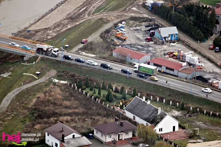 ZDJĘCIA LOTNICZE: zablokowane miasto, zablokowany wyjazd za mostem