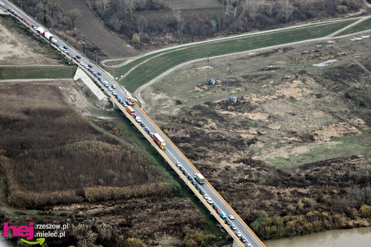 ZDJĘCIA LOTNICZE: zablokowane miasto, zablokowany wyjazd za mostem