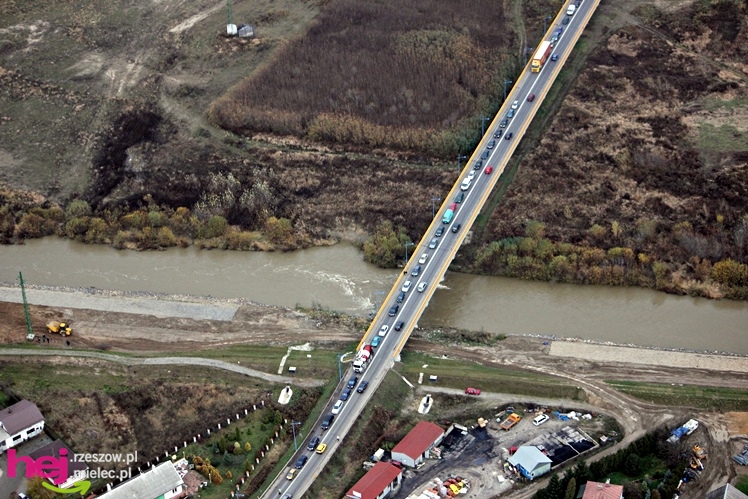 ZDJĘCIA LOTNICZE: zablokowane miasto, zablokowany wyjazd za mostem