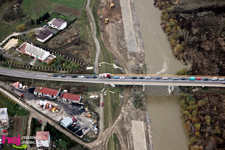 ZDJĘCIA LOTNICZE: zablokowane miasto, zablokowany wyjazd za mostem