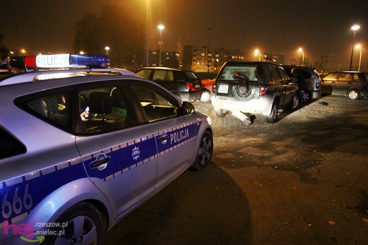 Terenówką wjechał w wysepkę, później w zaparkowane pojazdy