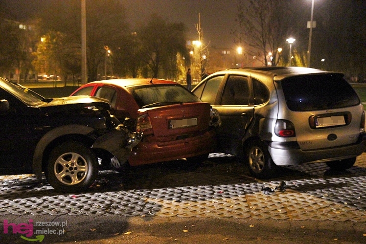 Terenówką wjechał w wysepkę, później w zaparkowane pojazdy